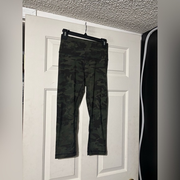 Lululemon Wunder Under Crop (High-Rise) *Full-On Luxtreme 21" - Picture 2 of 4